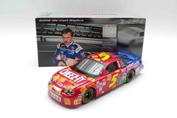 ** With Picture of Driver Autographing Diecast ** Terry Labonte Autographed 2002 Kellogg's / Cheez-It 1:24 Team Caliber Prederred Series Diecast ** With Picture of Driver Autographing Diecast ** Terry Labonte Autographed 2002 Kellogg's / Cheez-It 1:24 Team Caliber Prederred Series Diecast